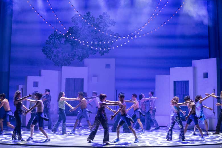 Attori che ballano al ritmo degli ABBA