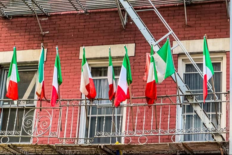 Banderas italianas en los balcones de Little Italy, Nueva York