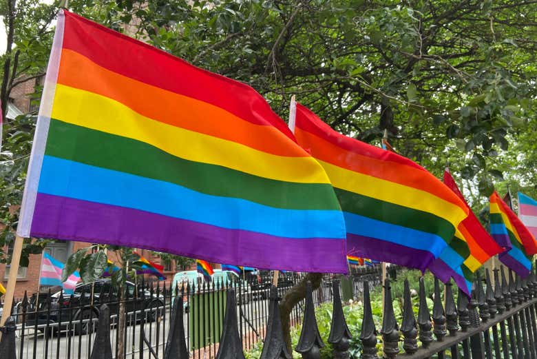 Bandiere arcobaleno vicino a Stonewall