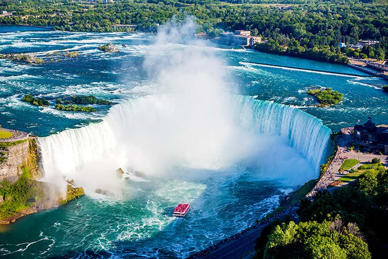 Barco en los rápidos de las cataratas