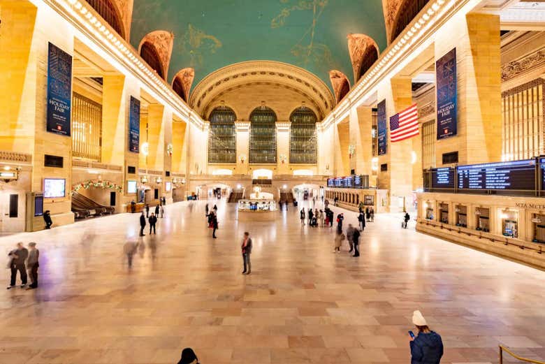 Intérieur d'un grand bâtiment en pierre