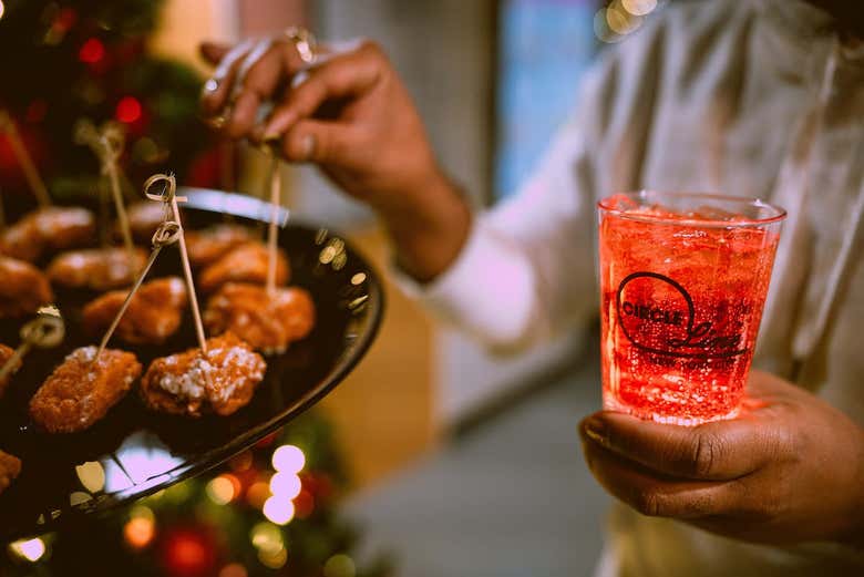 Disfrutad de la barra libre de bebidas y aperitivos a bordo