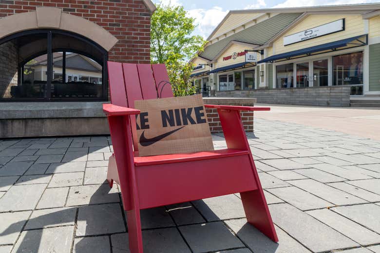 Una bolsa de Nike sobre una silla