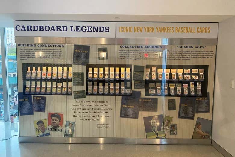 Una vitrina con documentos históricos del béisbol