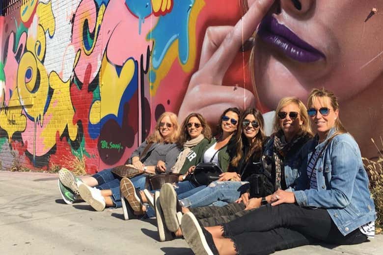 Grupo de chicas en el taller de grafitis