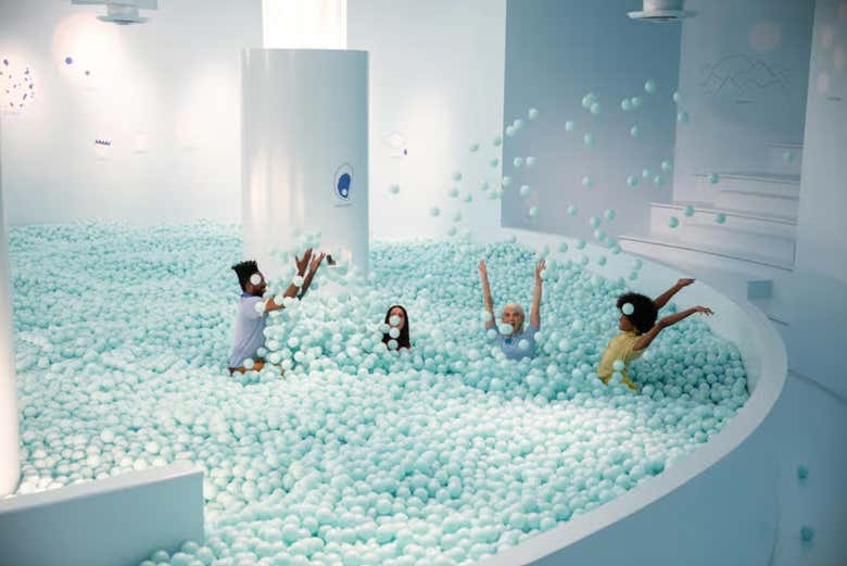 Disfrutando con amigos en Color Factory NYC