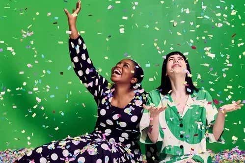 Una sala con confetti 