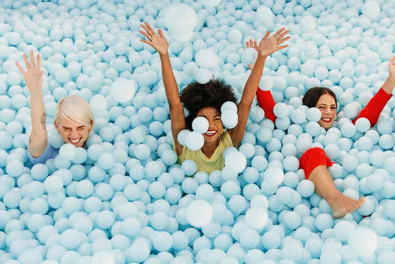 En la piscina de bolas 