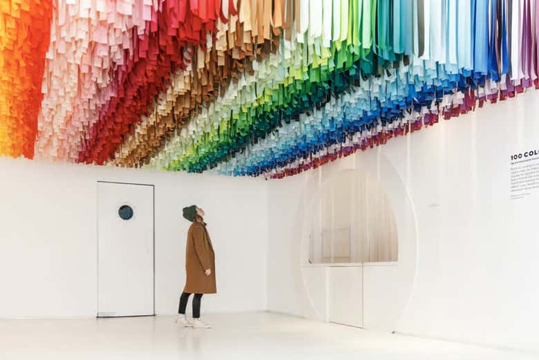 Cintas de colores caen del techo 