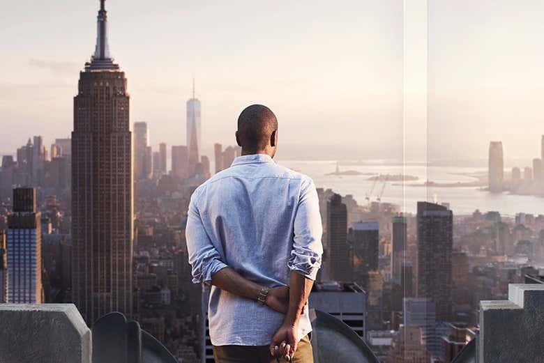 Un hombre contemplando el Empire State