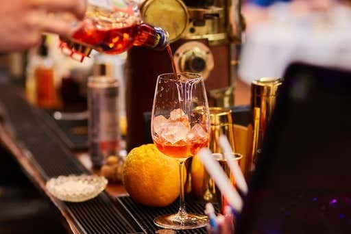 Probaréis deliciosos cócteles a bordo 