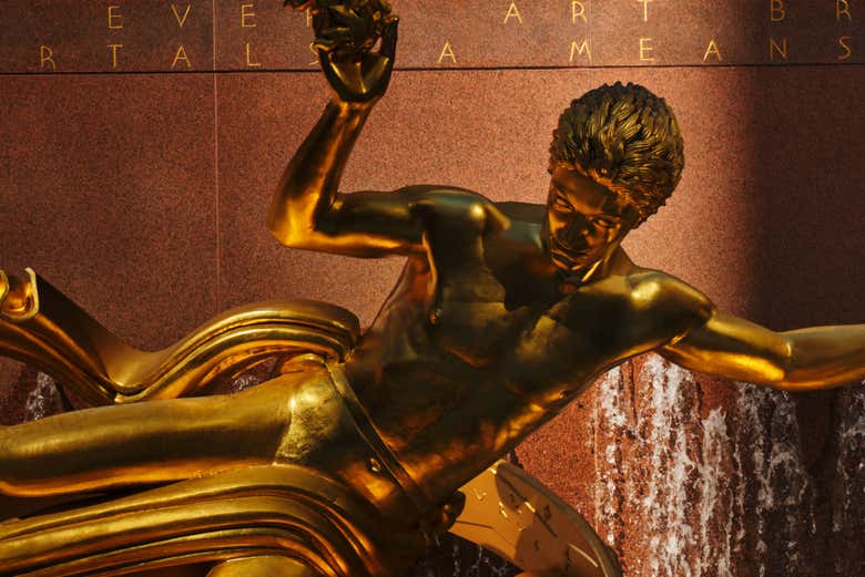 Uma das esculturas no Rockefeller Center