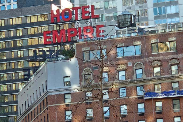 El icónico letrero del Hotel Empire
