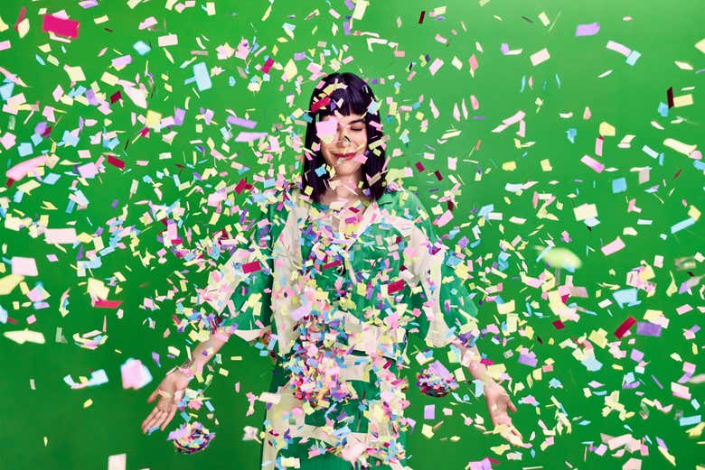 Posando en la sala de confeti