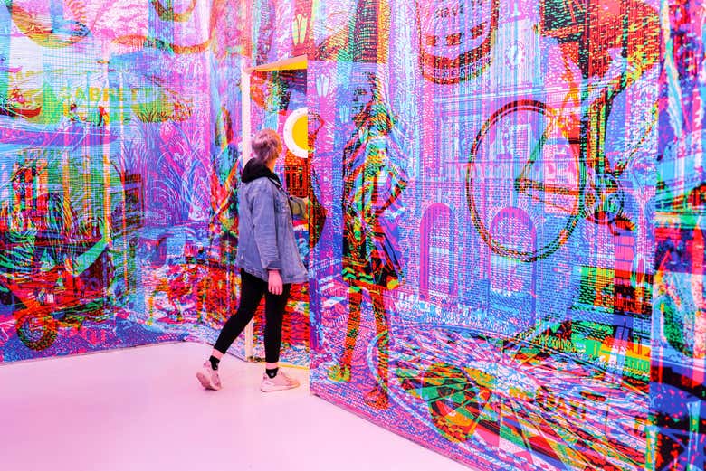 Visitando una de las coloridas salas