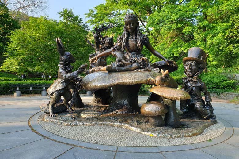 Sculpture d'Alice au pays des merveilles