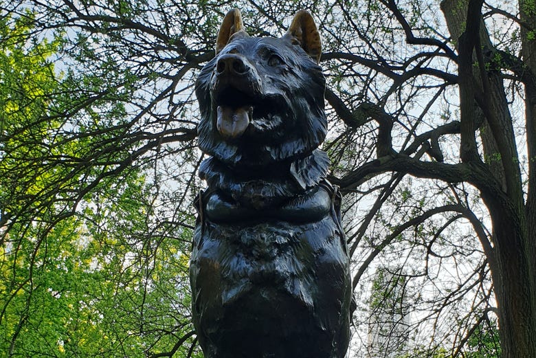 Escultura do herói canino Balto