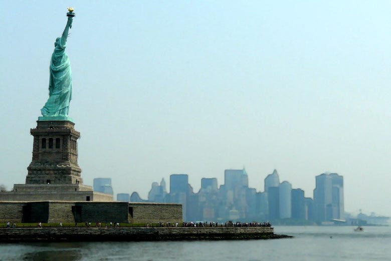 Statua della Libertà e Manhattan sullo sfondo