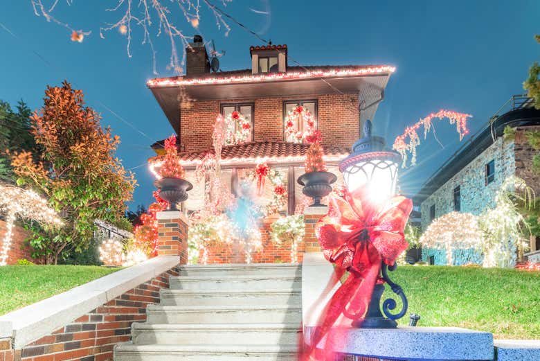 Fachada decorada de una casa en Dyker Heights