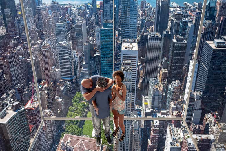 Una familia disfrutando del SUMMIT One Vanderbilt 