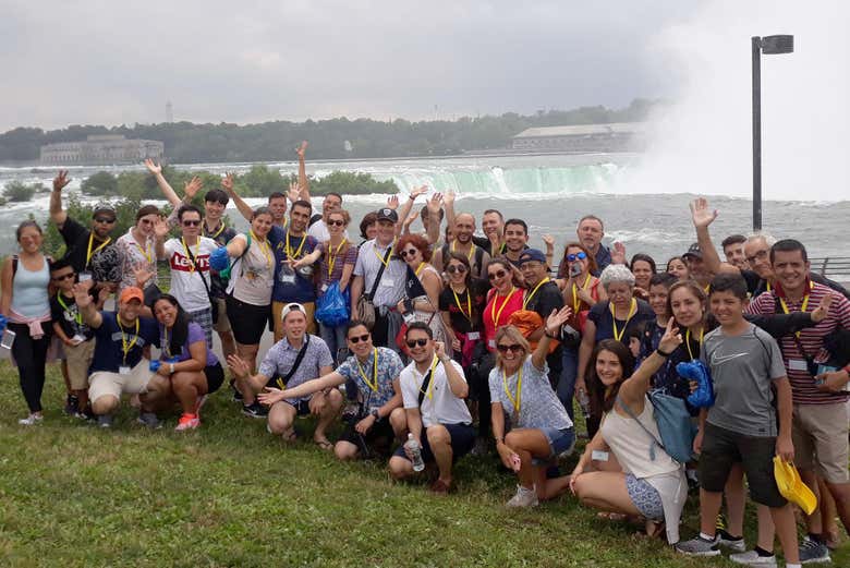 Foto di gruppo alle cascate del Niagara