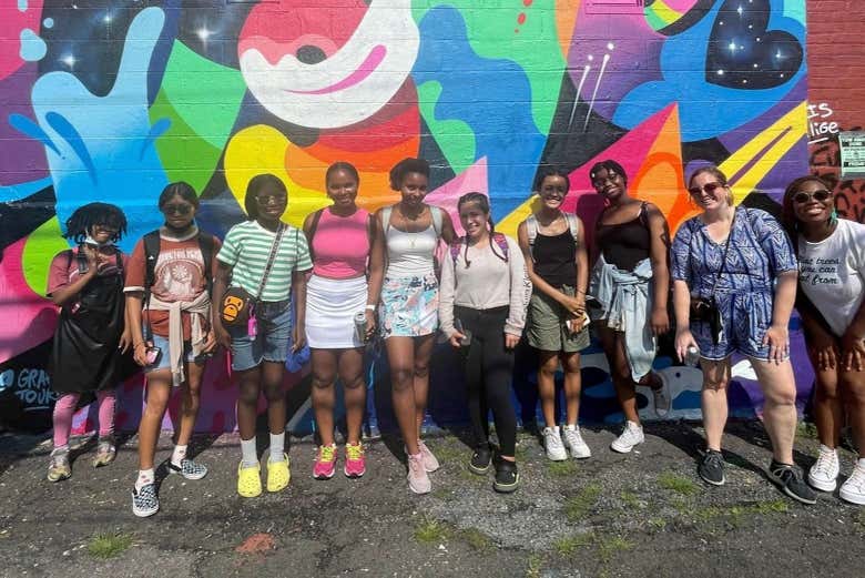 Foto de grupo durante el taller de grafitis