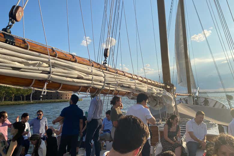Navegaréis cómodamente en este gran velero