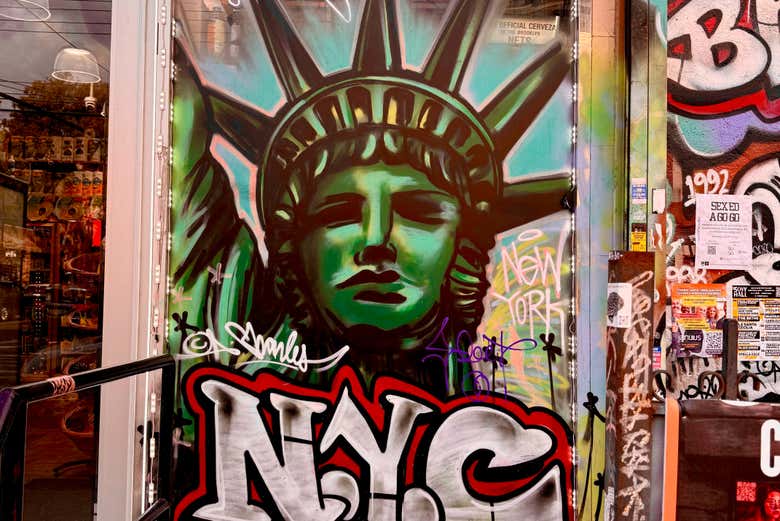 Un grafiti de la Estatua de la Libertad en Brooklyn