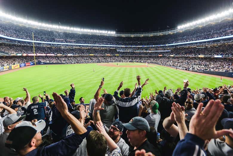 Disfrutando del ambiente en el Yankee Stadium