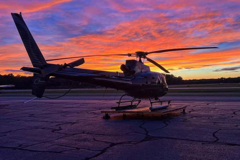 Helicóptero con el atardecer de fondo