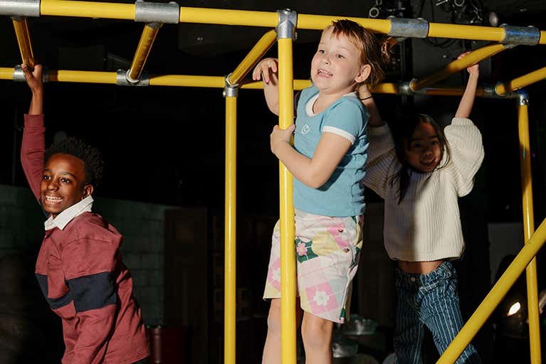 Jugando en una de las zonas de niños