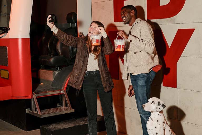 Posando con los cubos de dulces