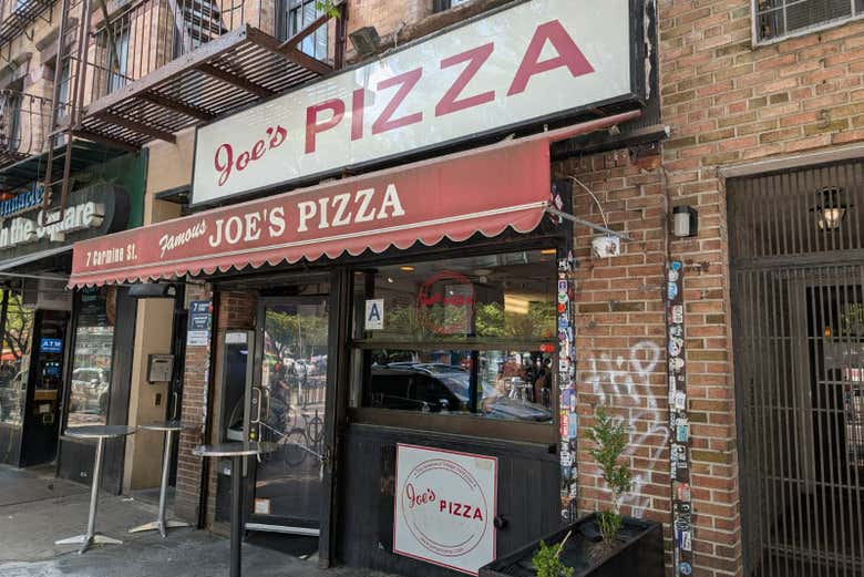 Em frente à Joe's Pizza