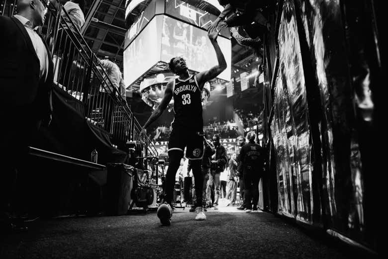 Saludando a un jugador de los Brooklyn Nets
