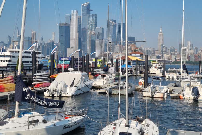Puerto de Hoboken con el skyline de Manhattan al fondo