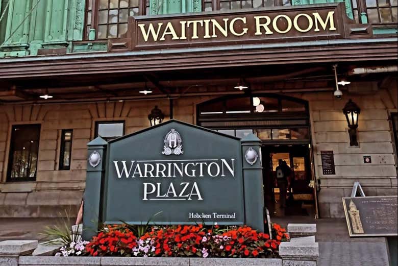 Entrada al Warrington Plaza