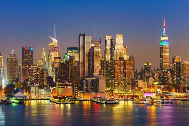 Vistas nocturnas del skyline de Manhattan desde el agua