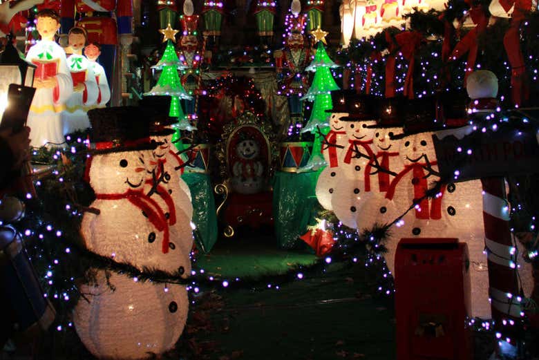 Maison new-yorkaise décorée pour Noël