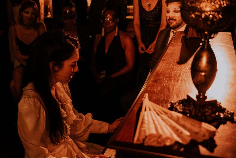 Deleitaos con la música en vivo en una atmósfera misteriosa