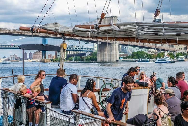 Disfrutando de un tour en velero por Nueva York