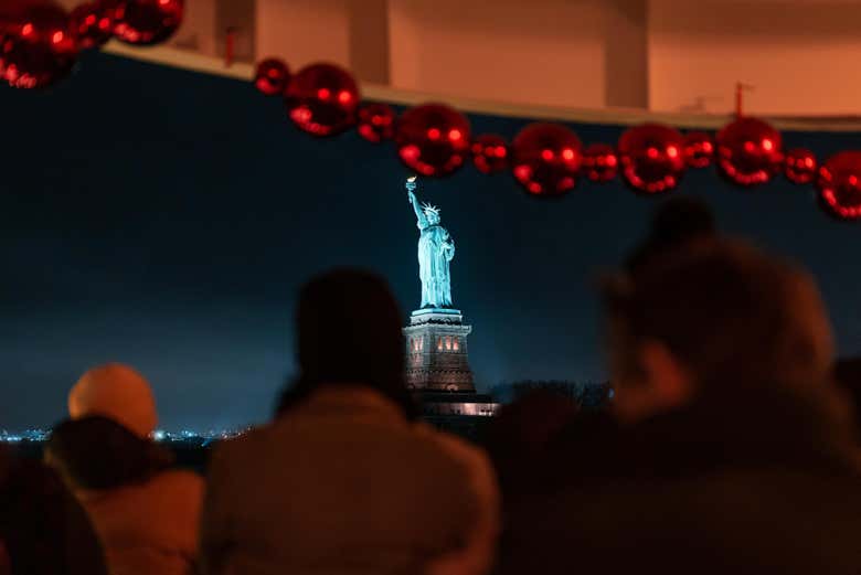 Admirad la Estatua de la Libertad iluminada en la noche
