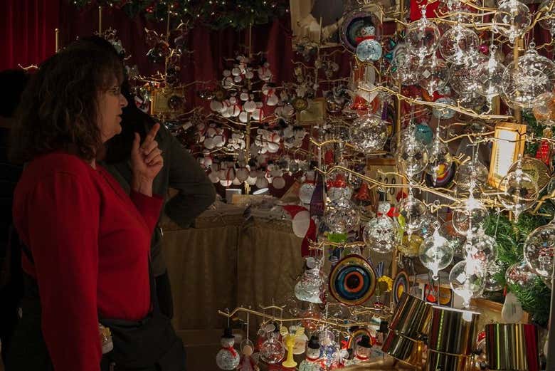 Escuchando las explicaciones de la guía