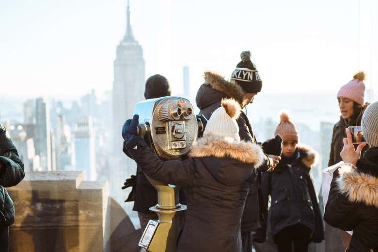Uma garota no mirante do Top of the Rock