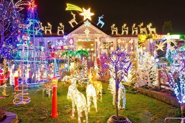 Case con decorazioni natalizie