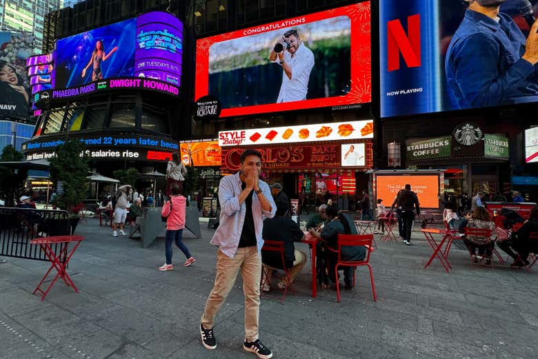Protagonista em um telão na Times Square