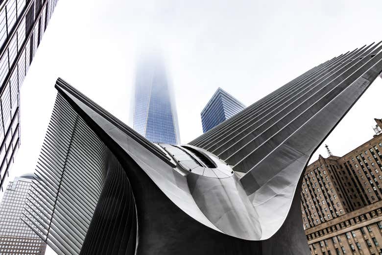 A estação Oculus com o World Trade Center no fundo