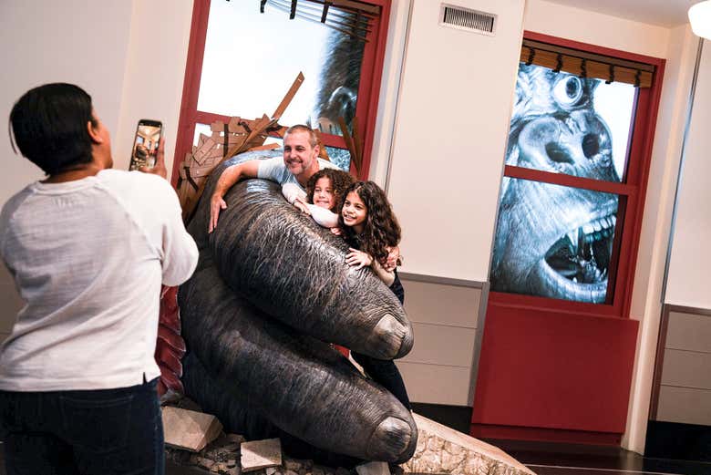 Abrazando la mano de King Kong