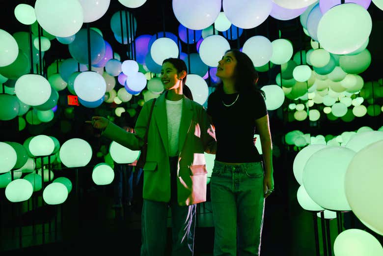 Discover the changing colors of the light installation
