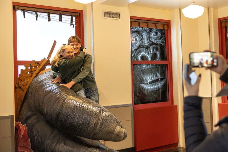 Posando en la exhibición de King Kong en el Empire State