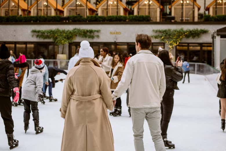 Um casal patinando no Rockefeller Center